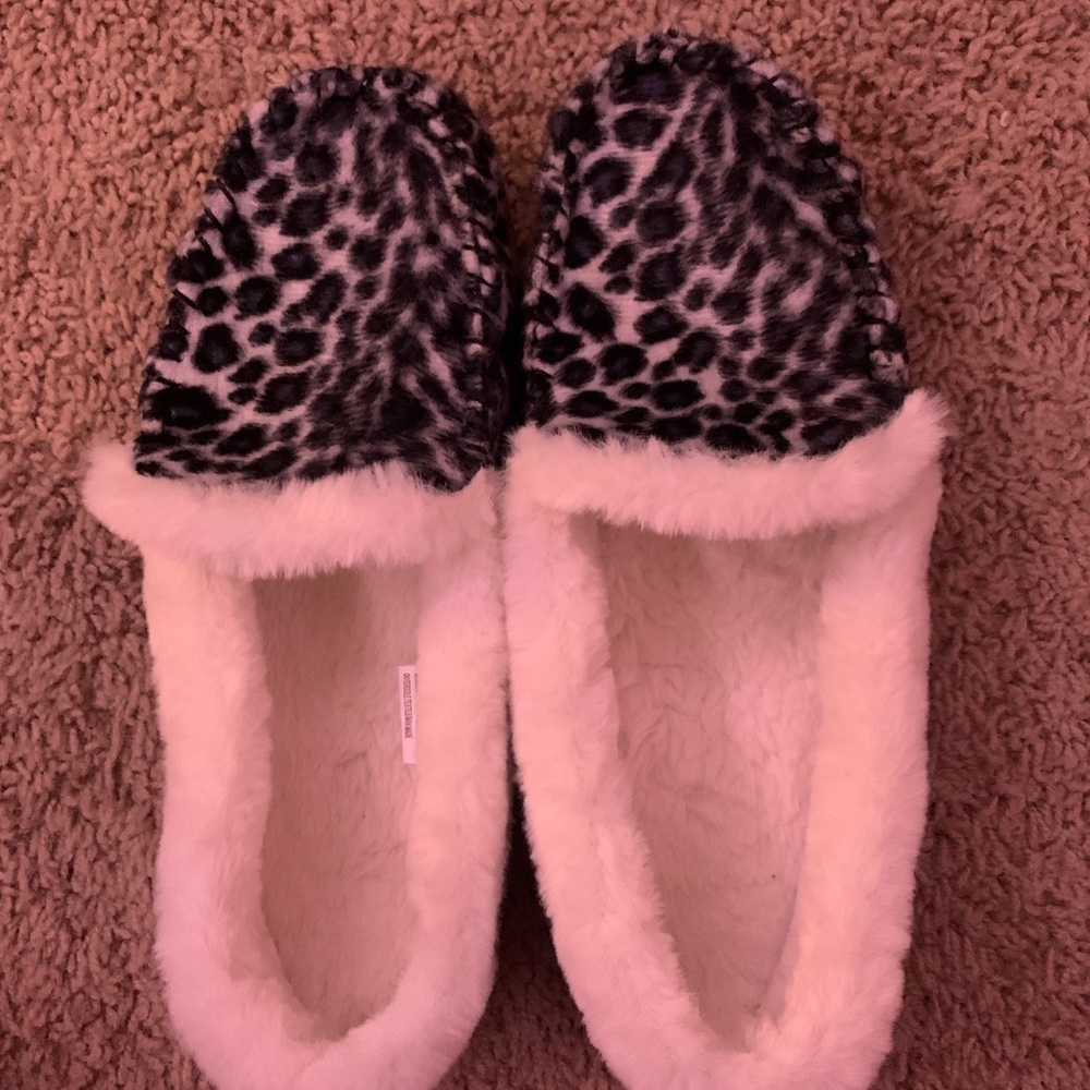 Black and gray cheetah print slipper, size 7-8. Barely worn